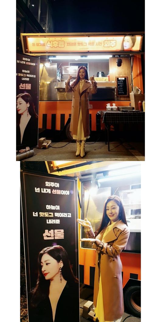 HappinessCelebratory photo of snack car sent by fans by Actor Oh Na-rahas released the book.On the morning of the 14th, Oh Na-ra told personal SNS, It was so cold last night.It was a shooting that lasted until dawn, and I thank the # Dish Inside Oh Na-ra Gallery # Angels for sending me # hot dogs and # coffee tea for the staff and actors who are suffering outdoors late at night. Oh Na-ra said, # Lee Eun-hye, I ate after I finished, but it was really delicious. Did not you get Flu from the angels that came yesterday?Oh Na-ra in the photo is raising his thumb in front of a snack car saying, I find money and after dinner.Also Oh Na-ra showed off her superior beauty with a happy smile, pointing to the banners sent by fans.On the other hand, Oh Na-ra is currently appearing on KBS 2TV 9.9 billion women.oh na-ra SNS