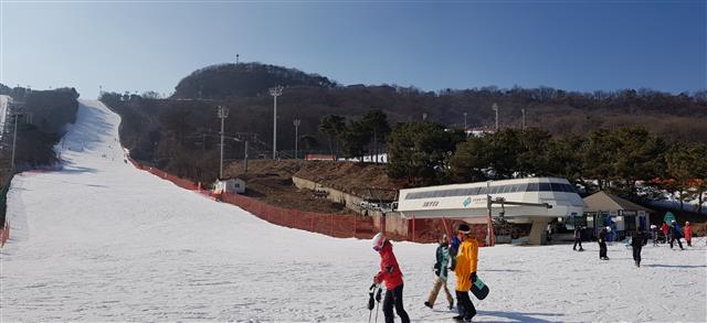 지난 12일 경기 이천시 A리조트 스키장은 주말임에도 스키어들이 많지 않아 한가한 모습을 보였다.
