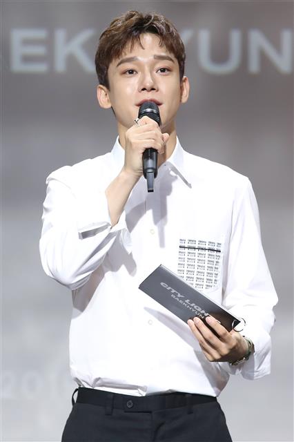 Chen (28, real name Kim Jong-dae), a member of the idol group EXO, made a surprise marriage announcement; it is the first of the EXO members.The bride is a non-entertainer, and the marriage ceremony will be held with only the families of both families to attend and pay respects, said SM Entertainment, a subsidiary company, on the 13th.Chen will continue to pay back as an artist, working hard, he added.Chen also posted a handwritten letter to the official fan club community to announce the news of marriage and the pre-principals pregnancy.I have a girlfriend who wants to spend my life together, Chen said. I wanted to get an early news, so I was consulting with the company and its members, and my blessing came to me.Chen debuted as EXO in 2012 and has been a main vocalist, releasing a solo album last year.SM will proceed with the marriage ceremony and the marriage according to Chens family doctor.Chen Blessed to come 2nd generation news...SM Proceeding with Non-Entertainment and Private Ceremony