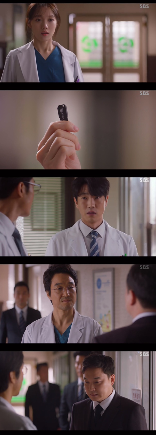 Romantic Doctor Kim Sabu 2 Han Suk-kyu took off Misunderstood with the help of Lee Sung-kyung.In SBS Mondays drama Romantic Doctor Kim Sabu 2 (playplayplay by Kang Eun-kyung and director Yoo In-sik), which was broadcast on the 14th, a Defense Minister son was shown demanding a second surgical recording video for Park Min-guk (Kim Joo-hun).Defense Ministerson determined there was a problem with the primary operation performed by Kim Sa-bu and declared that he would sue for a medical accident.He asked Park Min-guk for a second surgery recording video to prove it.Yang Ho-joon (Ko Sang-ho) tried to hide a copy of the second surgery recording against them on USB. I think the report is wrong.There is no such thing as a recorded surgical image. Lee Sung-kyung, who saw this, said, This is yours, right? I was in the dressing room.So Yang checked the USB in his pocket, and Cha Eun-jae said, You had it. I thought you dropped it. Thats it, right? A copy of the second surgery.Defense Ministerson confirmed the presence of the second surgery recording video.Defense Ministerson found out that it was not Kim Sabus medical accident, and went to Kim Sabu; he said, I did Missunderstood.I should have known better. I dont think Ive been able to finish it since I heard that its hard to see that condition and that its not finished after the second surgery.I am so sorry, he said, bowing his head.