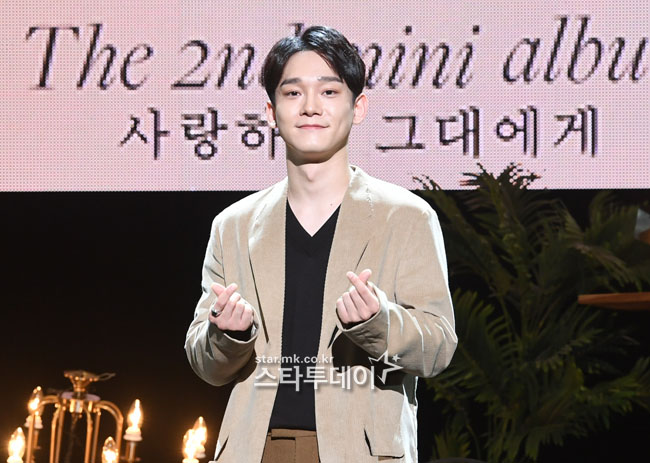 EXO Chen (28, real name Kim Jong-dae) has been hot online with the announcement of the surprise marriage.Out of the clock, the news of the Yeviapa is a bonus, and the fans are shocked and celebrating.On the 13th, EXO agency SM Entertainment (hereinafter referred to as SM) officially announced Chens marriage news, saying, Chen has met a precious relationship and marriage.Chen also reported on marriage news in his handwritten letter on the same day.I have a GFriend who wants to spend my life together, Chen confessed. I was worried and worried about what would happen due to these resolutions, but I wanted to communicate a little early so that the members and the company, especially the fans who are proud of me, would not be surprised by the sudden news.Then, blessings came to me, said Chen, who informed GFriends pregnancy news. I was very embarrassed because I was unable to do the parts I planned with the company and members, but I was more encouraged by this blessing.Chen said, I am deeply grateful to the fans who are so grateful to the members who have sincerely congratulated me on hearing these news and are so grateful to me. I will always show you my gratitude and my best and rewarding love I have always done my best.Fandom is a massive chaos atmosphere in the unexpected marriage news of EXO members who are popular in domestic and overseas top in the eighth year of their debut.While there are fans who express shock and disappointment, there are also a few responses to support and celebrate the critical decisions of personal life.Fans are divided into two reactions: Dear - marriage - Out of Wedlock Three Combo is a shock, I did not think of married EXO, Lets respect the life of an individual when I am about 30 years old, I can not say that I am a fan.In addition, the EXO Gallery, which is a collection of some fans of EXO Fandom EXO, said, I am embarrassed by the sudden announcement of EXO Chen, who has always devoted himself to EXO, but I applaud his courage. He also expressed his sincere wish for blessing and happiness.Among them, one media reported that Chens GFriend had been in the pregnancy seven months, and that the marriage ceremony had already been held at the cathedral, which shocked fans.SM, a subsidiary company, said it was unfounded. However, some fans expressed shock and disappointment and demanded to leave the team.Apart from the divided public opinion, Chen officially becomes the first dismemberment and dad in EXO.The specific marriage period and the Child Birth period of the bride-to-be are private, but the pink issue surrounding Chen is expected to continue for the time being.SM said, The bride is a non-entertainer, and the marriage ceremony is planned to be held reverently by only the families of both families. According to the familys will, everything related to marriage and marriage is conducted privately. He said.SM said, Chen will continue to work hard as an artist in the future, he said. I would like to ask Chen to celebrate and celebrate.Chens future activities plan, which was comebacked to EXO at the end of last year, has not been materialized.His marriage, which has been active as the main vocalist in the team and has been doing his best in solo activities as well as team activities, is not expected to hurt his career much, but it is inevitable to adjust the schedule in the first half of the year as he is ahead of the marriage.In particular, Chen was born in September 1992 and has become 28 years old this year, so he is not free from the obligation of defense.Hi, Im ChenI have something to tell you fans, so I wrote this.Im very nervous and nervous about how to start talking,I want to be the first to tell you fans who have given me so much loveI post it in a short sentence.I have a GFriend who wants to spend my whole life together.I was worried and worried about what would happen due to this decision,The members and the company that have been together, especially the fans who are proud of meId like to get word out a little early so you dont get surprised by the sudden news,I was communicating with the company and consulting with the members.Then a blessing came to me.I can not do the parts I planned with the company and the members.I was very embarrassed, tooI have been more empowered by this blessing.I could not delay the time anymore while thinking about when and how to tell youI was very careful.I am so grateful to the members who have sincerely congratulated me on hearing this newsI am deeply grateful to all the fans who send me love for me.I always do my best in my place, without forgetting my gratitude,Ill show you how to repay the love you sent me.Thank you always.