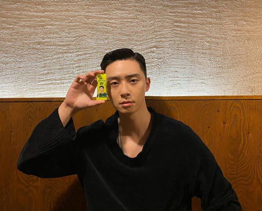 Actor Park Seo-joon is determined to be spleen (?) in Alcoholic drink spotPark Seo-joon said on his 13th day instagram, 33 years old Park Seo-joon. Alcoholic drink with staff today.I will go to the end with this and posted a picture.In the photo, there is a picture of Park Seo-joon staring at the camera with a spleen expression and serious eyes with the Big Hangover Marquess of Beixiang in his hand.In this post, Actor Park Hyung-sik, an idol, commented, I am now in front of the bar. Lets go together.The netizens who watched the photos showed various reactions such as I want to go too, I am cute, I have really gone to the end and I drink a little.Meanwhile, Park Seo-joon will return to the house theater with JTBCs Golden Drama Itae One Clath which will be broadcasted on the 31st.Photo Park Seo-joon SNS