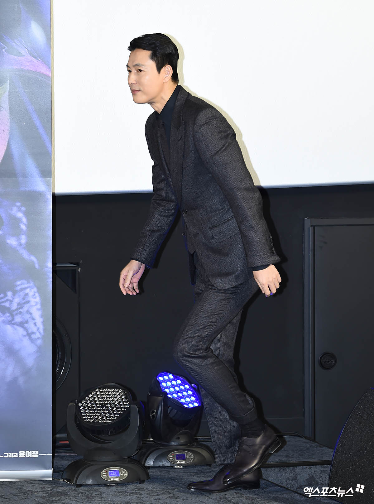 Actor Jung Woo-sung, who attended the Production briefing session of the movie Animals Wanting to Hold a Jeep at the Megabox Seongsu branch in Seoul on the morning of the 13th, has photo time.