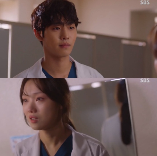 Romantic Doctor Kim Sa-bu 2 Lee Sung-kyung resented Ahn Hyo-seopIn the 4th episode of SBS Mon-Tue drama Romantic Doctor Kim Sabu 2 broadcast on the 14th, Cha Eun-jae (Lee Sung-kyung) was portrayed as Missunderstood by Seo Woo Jin (Ahn Hyo-seop).On that day, Seo Woo Jin was instructed by Kim Sabu (Han Seok-gyu) and participated in the second operation of the defense minister.Previously, Cha Eun-jae was asked by Park Min-guk (Kim Joo-heon) to help, but was excluded from the second operation because he was known to have fallen during surgery.After all, Cha Eun-jae Misunderstood Seo Woo Jin,In addition, Cha Eun-jae was unable to resist drowsiness due to the medication he had taken before the surgery, and Seo Woo Jin took Cha Eun-jae to the bathroom and said, Watch up and get up.Cha Eun-jae said, You took it away. My operating room. Sea Woo Jin explained, I did not want to go in.But Cha said, Funny. Dont I know you? Youre money. Youre friends. Youre a tasteless opportunist. Why did you call me to your operating room?Youll just finish the diaphram. Then I never got kicked out of here. This is all because of you. In the end, Seo Woo Jin said, If you blame me, will it be comforting? Then I will continue to do so? And Cha Eun-jae remained alone and shed tears.Photo = SBS Broadcasting Screen