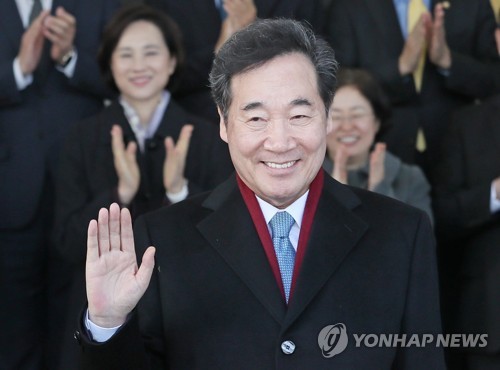 취임 때 맨 넥타이 그대로 (서울=연합뉴스) 이지은 기자 = 이낙연 전 국무총리가 14일 2년 7개월 14일간의 재임을 마치고 청사를 떠나고 있다. 이 날 이 전 총리가 맨 넥타이는 취임식 때 맨 넥타이다. 20 jieunlee@yna.co.kr
