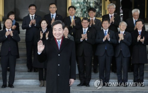 이낙연 전 총리, 2년 7개월간의 재임을 마치고 (서울=연합뉴스) 이지은 기자 = 이낙연 전 국무총리가 14일 정부서울청사에서 장관들의 배웅을 받으며 청사를 나오고 있다. jieunlee@yna.co.kr