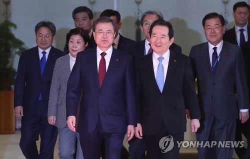 문대통령 '현·전 총리' 정세균·이낙연 만찬..경제·협치 당부(종합)