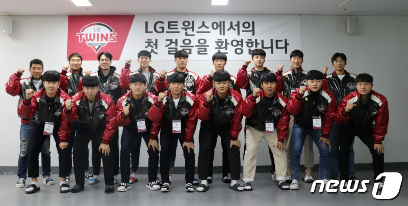 LGs 14 new players, including new players Jung Geun-woo, Baek Cheong-hoon, Kim Dae-yu, Lee Min-ho and Kim Yun-stock, and parents and family members participated in the event.Event started with the welcome and encouragement of Cha Myung-seok, introducing the LG Group and LG Twins, visiting the history museum, Talk with Parents, and Talk with Seniors.In addition, lectures such as Having a mind as a professional player, Basics of Data Analysis, Backmarking of Seniors know-how, How to manage your body, and Ethical education as a professional player continued.Especially, I had a free and close communication time for fostering new players through talk with new players parents and coach Hwang Byung-il Futures and coaching staff.pitcher Lee Min-ho, who attended the event, said, It was time to think and worry about responsibility as a professional player.Especially, it seemed to be a more meaningful time because my parents were together. Pitcher Kim Yun-stock said: Icheon Champions Park facility is so great that I feel like Im a really professional player.I want to train hard at a good facility and show a good picture. My parents are very proud of being LGs family. 