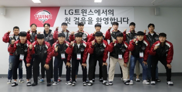 rookie player orientation implementationThe LG Twins will be at the Ariel Lin Champion Spark for five days from January 9 to 14 2020 yearI conducted Orientation for the Rookie of the Year.Fourteen new players, including Chung Geun-woo, Baek Cheong-hoon, Kim Dae-yu, Lee Min-ho and Kim Yun-stock, and parents and family members participated in the event.Event started with the welcome and encouragement of Cha Myung-seok, and had time such as introduction of LG Group and LG Twins, tour of history, Talk with Parents, and Talk with seniors (Park Yong-taek). Having a mind as a professional player, Basic of data analysis, Benchmarking of senior know-how, How should we manage our body?, Ethics education as a professional player and so on.Especially, I had a free and close communication time for fostering new players through my talk with my parents of new players and coach Hwang Byung-il Futures and coaching staff.pitcher Lee Min-ho, who attended the event, said, It was time to think and worry about responsibility as a professional player.Especially, it seemed to be a more meaningful time because my parents were together. Pitcher Kim Yun-stock said: The Ariel Lin champion Spark facility is so great that I feel like Im a really professional player.I want to train hard at a good facility and show a good picture. My parents are very proud of being LGs family. Photo: LG Twins