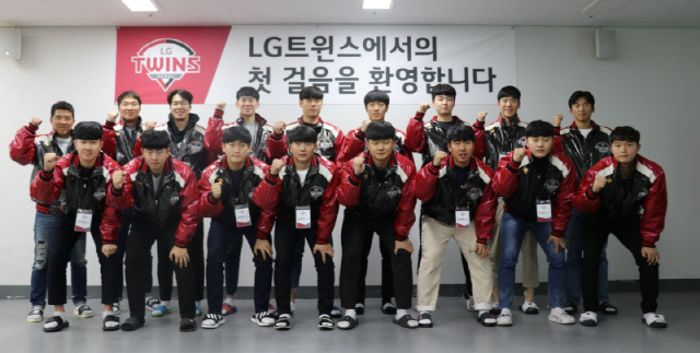 The LG Twins conducted the 2020 Rookie Player Orientation at the Icheon Champions Park for five days from September 9 to 14.Fourteen new players, including Chung Geun-woo, Baek Cheong-hoon, Kim Dae-yu, and Lee Min-ho Kim Yun-stock, and their parents participated in the event.Event started with the welcome and encouragement of Cha Myung-seok, and had time such as introduction of LG Group and LG Twins, tour of history, Talk with Parents, and Talk with seniors (Park Yong-taek). Having a mind as a professional player, Basic of data analysis, Benchmarking of senior know-how, How should we manage our body?, Ethics education as a professional player and so on.Especially, I had a free and close communication time for fostering new players through my talk with my parents of new players and coach Hwang Byung-il Futures and coaching staff.Pitcher Lee Min-ho, who attended the event, said: It was a time to think and worry about responsibility as a professional player.Especially, it seemed to be a more meaningful time because my parents were together. 