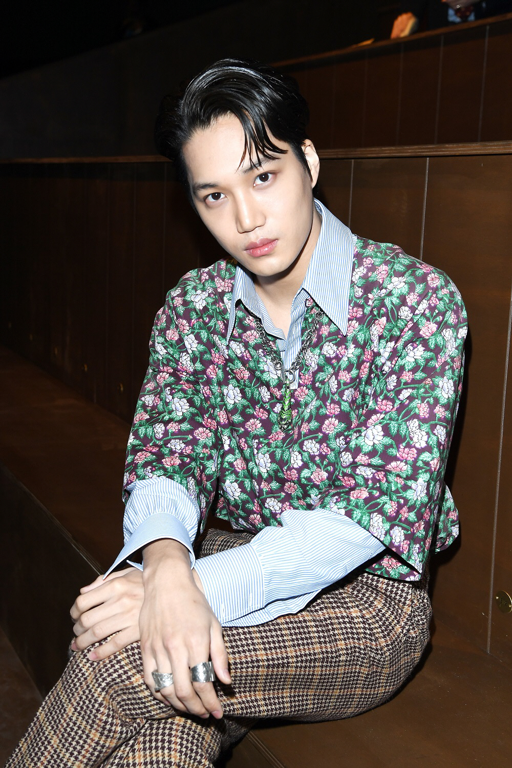 EXO Kai reveals the dignity of Global Fashion Icon at the Gucci Fashion showItalian luxury brand Gucci unveiled its 2020 Autumn/Winter Menz collection at the Palazzo Delle Scintille in Milan Pallazzo on the 14th (local time).The Korean representative was Kai, an ambassador for Gucci.Kai appeared at the show scene, which was phosphoricated with numerous fans, with a look that matched the Flower Printing Cotton Moslin shirt from the Gucci 2020 spring/summer collection with brown-beige vintage check pattern pants on vintage stripe shirts.Here, the silver necress with a Tiger head pendant of green enamel material, the Z and K initial ring, and the black leather brush booty of the interlocking G Holsbit detail.The picture of Kais fashion show preparation scene will be released on the official Instagram of GQ Korea on the 18th.