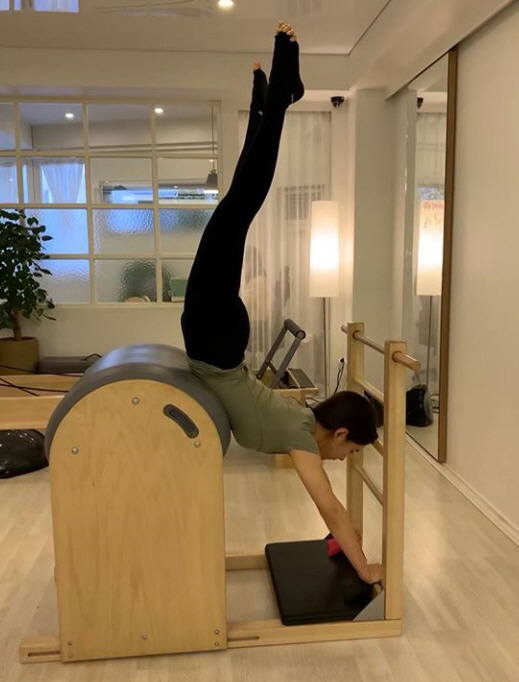 Actor Shin Se-kyung showed off her figure, which she completed with Pilates.On the 15th, Shin Se-kyung released several photos on his Instagram with the article Baddle Bar.Shin Se-kyung in the public photo shows a high-level Pilates Action, especially a sleek body line without a sloppy one.On the other hand, Shin Se-kyung played the lead role in MBC New Entrepreneur Koo Hae-ryong last September