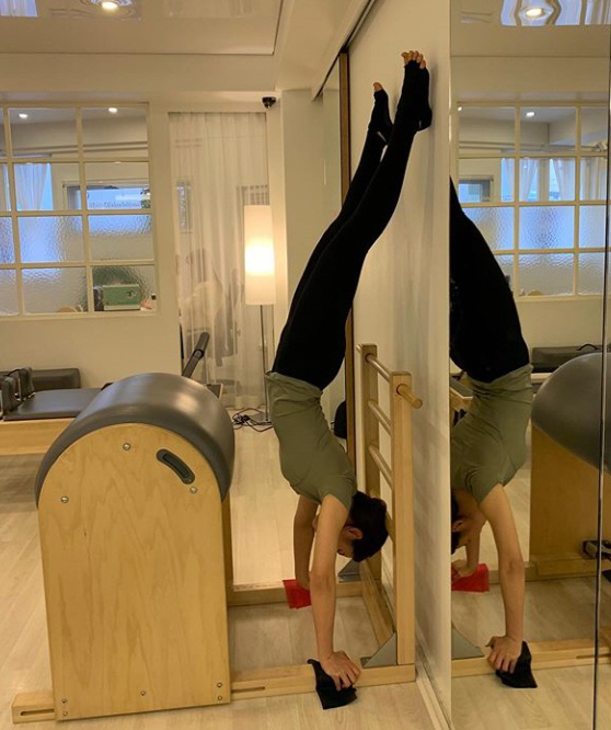 Actor Shin Se-kyung showed off her figure, which she completed with Pilates.On the 15th, Shin Se-kyung released several photos on his Instagram with the article Baddle Bar.Shin Se-kyung in the public photo shows a high-level Pilates Action, especially a sleek body line without a sloppy one.On the other hand, Shin Se-kyung played the lead role in MBC New Entrepreneur Koo Hae-ryong last September
