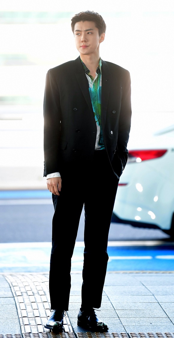 The mens group EXO Sehun has departed through Incheon International Airport to attend the Beluti 2020 Winter Fashion Show in Paris, France.Sehun attracted the attention of viewers by showing a sophisticated all-black suit style on the 15th.The brand-symbolic scrito design suit and graphic silk shirt match, plus the stylish look by matching the edge metal detail lace-up shoes.Meanwhile, Sehun will attend the Beluti 2020 Winter Fashion Show in Paris, France on the 21st.Photos Offered: Belluty