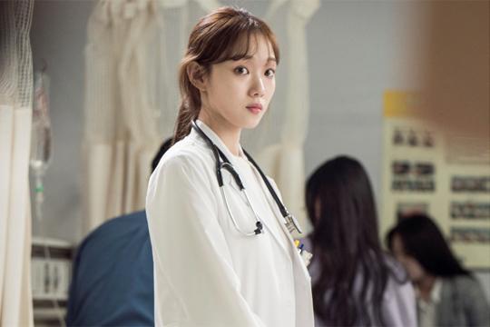Kim Sabu 2, Ahn Hyo-seop, who grows presence, Lee Sung-kyung,SBS Mon-Tue drama <Romantic Doctor Kim Sabu 2> has already recorded 19.9% of the audience rating (Nilson Korea), drawing an unstoppable upward trend.This is because the new Seo Woo Jin (Ahn Hyo-seop) is also taking its place in the aura of Han Seok-gyu, who plays the role of season 1 and Kim Sa-bu, and the confrontation with Park Min-guk (Kim Joo-heon) has also been clearly created.The character Seo Woo Jin made a certain presence at the beginning of the drama.He has a special ability, but he is forced out of the big hospital because of his debt. He comes to Doldam Hospital with the suggestion of Kim Sabu and starts to show his side as a doctor.Kim Sabu declares to Seo Woo Jin, who will do anything to lend him 10 million won, that he will do it if he passes his test for a week.In the struggle with Park Min-guk, who was dispatched from the big hospital to the United States Secretary of Defense, who had undergone emergency surgery at Doldam Hospital in a car accident, Seo Woo Jin protected the patient and as Kim Sabu ordered, They go in.In the process, when he sees Seo Woo Jin, who makes sure of his role, Kim Sabu hands over 10 million won.Ill tell you, this is a good dog in jargon, in other words, romantic.However, while the figure Seo Woo Jin drew such a rapid growth story with Kim Sabu, Cha Eun-jae (Lee Sung-kyung), who entered the Doldam Hospital together, did not show much presence.If you enter the operating room, you will often vomit because of the nausea, and eventually you will run away.Cha Eun-jae, who has a deposit for Kim Sa-bu, is attached to Park Min-guk and his assist, Yang Ho-joon (Ko Sang-ho), who came down to intercept the United States Secretary of Defense surgery, and is planning to return to the hospital.He suggests Seo Woo Jin to go into the second operation of Park Min-guk and help him and go up to Seoul together, but Seo Woo Jin refuses.But when Seo Woo Jin appears in the operating room, Cha Eun-jae Misunderstood, betraying himself to survive alone.When Seo Woo Jin is running around and jumping in surgery at Doldam Hospital, Cha Eun-jae shows a relaxed appearance to the extent that the doctor wants to be right.Rather than having a push-and-pull emotional fight with Seo Woo Jin and working, he only tries to go back to Seoul main, and blames himself for his fault.So, Seo Woo Jin throws a word to him, Is it comforting to blame others like that?Cha Eun-jae seems to be a public-private person who does not do anything but does not do anything, but this is actually caused by the story structure of <Romantic Doctor Kim Sabu 2>.The drama mainly takes the way of dramatically developing stories through the composition of Misunderstood - Truth - Reconciliation.Park Min-guks team failed to complete the United States Secretary of Defense surgery in the second surgery, but as Kim Sa-bu made the first surgery wrong, Misunderstood ministerial son went out to sue as he did. The story structure of knowing the truth and apologizing, and Misunderstood Cha Eun-jae, who betrayed himself, Thats right.Therefore, the close appearance of Cha Eun-jaes early public evils is revealed to be the truth (why he had an operating room trauma) and will be released through the process beyond it.Kim Sabu, who has a meaningful look on the appearance of Cha Eun-jae, who shows a sickness in the operating room but performs everything well in the emergency room, so he foresaw the double line of this reversal.In order to go up to Seoul, Cha Eun-jae, who seemed to betray the people of Doldam Hospital, raises expectations for this person in the area where he demonstrates the base that reveals the existence of USB that Park Min-guk team tried to hide at the crucial moment.It has not been revealed yet, but there will be a reversal of Cha Eun-jae.I think that what he looks like is from Misunderstood to make a dramatic situation in the story structure.columnist
