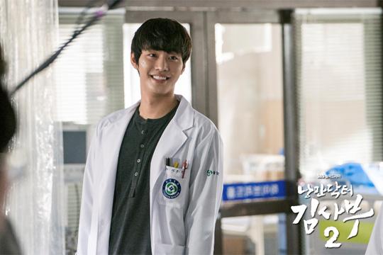Kim Sabu 2, Ahn Hyo-seop, who grows presence, Lee Sung-kyung,SBS Mon-Tue drama <Romantic Doctor Kim Sabu 2> has already recorded 19.9% of the audience rating (Nilson Korea), drawing an unstoppable upward trend.This is because the new Seo Woo Jin (Ahn Hyo-seop) is also taking its place in the aura of Han Seok-gyu, who plays the role of season 1 and Kim Sa-bu, and the confrontation with Park Min-guk (Kim Joo-heon) has also been clearly created.The character Seo Woo Jin made a certain presence at the beginning of the drama.He has a special ability, but he is forced out of the big hospital because of his debt. He comes to Doldam Hospital with the suggestion of Kim Sabu and starts to show his side as a doctor.Kim Sabu declares to Seo Woo Jin, who will do anything to lend him 10 million won, that he will do it if he passes his test for a week.In the struggle with Park Min-guk, who was dispatched from the big hospital to the United States Secretary of Defense, who had undergone emergency surgery at Doldam Hospital in a car accident, Seo Woo Jin protected the patient and as Kim Sabu ordered, They go in.In the process, when he sees Seo Woo Jin, who makes sure of his role, Kim Sabu hands over 10 million won.Ill tell you, this is a good dog in jargon, in other words, romantic.However, while the figure Seo Woo Jin drew such a rapid growth story with Kim Sabu, Cha Eun-jae (Lee Sung-kyung), who entered the Doldam Hospital together, did not show much presence.If you enter the operating room, you will often vomit because of the nausea, and eventually you will run away.Cha Eun-jae, who has a deposit for Kim Sa-bu, is attached to Park Min-guk and his assist, Yang Ho-joon (Ko Sang-ho), who came down to intercept the United States Secretary of Defense surgery, and is planning to return to the hospital.He suggests Seo Woo Jin to go into the second operation of Park Min-guk and help him and go up to Seoul together, but Seo Woo Jin refuses.But when Seo Woo Jin appears in the operating room, Cha Eun-jae Misunderstood, betraying himself to survive alone.When Seo Woo Jin is running around and jumping in surgery at Doldam Hospital, Cha Eun-jae shows a relaxed appearance to the extent that the doctor wants to be right.Rather than having a push-and-pull emotional fight with Seo Woo Jin and working, he only tries to go back to Seoul main, and blames himself for his fault.So, Seo Woo Jin throws a word to him, Is it comforting to blame others like that?Cha Eun-jae seems to be a public-private person who does not do anything but does not do anything, but this is actually caused by the story structure of <Romantic Doctor Kim Sabu 2>.The drama mainly takes the way of dramatically developing stories through the composition of Misunderstood - Truth - Reconciliation.Park Min-guks team failed to complete the United States Secretary of Defense surgery in the second surgery, but as Kim Sa-bu made the first surgery wrong, Misunderstood ministerial son went out to sue as he did. The story structure of knowing the truth and apologizing, and Misunderstood Cha Eun-jae, who betrayed himself, Thats right.Therefore, the close appearance of Cha Eun-jaes early public evils is revealed to be the truth (why he had an operating room trauma) and will be released through the process beyond it.Kim Sabu, who has a meaningful look on the appearance of Cha Eun-jae, who shows a sickness in the operating room but performs everything well in the emergency room, so he foresaw the double line of this reversal.In order to go up to Seoul, Cha Eun-jae, who seemed to betray the people of Doldam Hospital, raises expectations for this person in the area where he demonstrates the base that reveals the existence of USB that Park Min-guk team tried to hide at the crucial moment.It has not been revealed yet, but there will be a reversal of Cha Eun-jae.I think that what he looks like is from Misunderstood to make a dramatic situation in the story structure.columnist