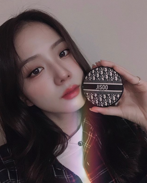 Group BLACKPINK member JiSoo boasted a clean look.JiSoo posted a picture and article on his Instagram account on the 14th.In the post, JiSoo released his selfie with an article called Hi, my name is.Especially, JiSoo, who boasts a clear eye, is staring at the camera with his faint eyes, which makes the fans feel excited.Group BLACKPINK, which JiSoo belongs to, returned home through Incheon International Airport after attending the launching event held in Jakarta, Indonesia on the morning of the 15th.