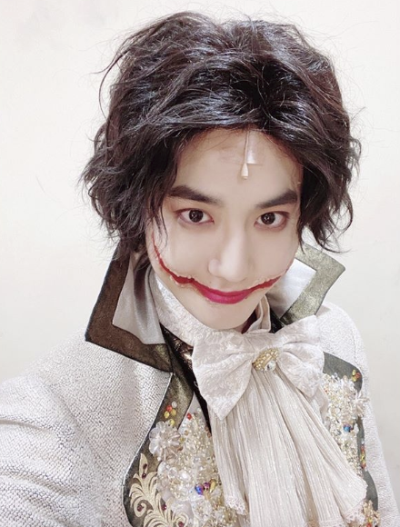 maekyung.com news teamEXO Suho is perfect transformation into smiling man GwynflenOn the afternoon of the 15th, EXOs official Instagram said, Suho, who plays the role of Gwin Plan in musical smiling man, tells you!I posted a picture with the article Send a warm winter with the musical Laughing Man reborn based on Victor Hugos original novel!Suho in the public photo shows her transformation into Gwynflen, the main character of musical Smiling Man.Meanwhile, Suhos Laughing Man is a work that sheds a deep light on the value of human dignity and equality along the journey of Gwynflen, a pure figure, although it has a horrible monster face in the background of 17th century England where discrimination was extreme.