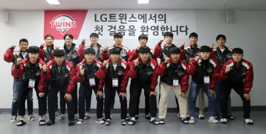 rookie player orientation implementationThe LG Twins will be at the Icheon LG Champions Park from 9th to 14th.I conducted Orientation for the Rookie of the Year.Fourteen new players, including Chung Geun-woo, Baek Cheong-hoon, Kim Dae-yu, Lee Min-ho and Kim Yoon-sik, and parents and family members participated in the event.Starting with the welcome and encouragement of Cha Myung-seok, the event took time such as introducing LG Group and LG Twins, visiting history, talking with parents, and talking with seniors. It was a schedule to listen to lectures such as having a mind as a professional player, basics of data analysis, benchmarking know-how of seniors, how to manage their bodies, and ethics education as a professional player.Especially, I had a free and close communication time for fostering new players through my talk with my parents of new players and coach Hwang Byung-il Futures and coaching staff.pitcher Lee Min-ho, who attended the event, said, It was time to think and worry about responsibility as a professional player.Especially, it seemed to be a more meaningful time because my parents were together. I feel like I am a professional player because the Icheon Champions Park facility is so good, said pitcher Kim Yoon-sik. I want to train hard at a good facility and show you a good look.My parents are so proud to be LGs family. 