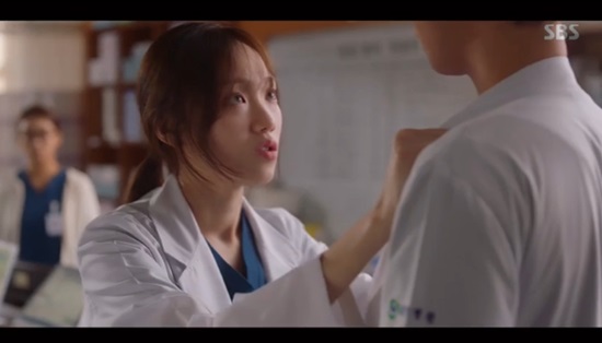 Lee Sung-kyung gave viewers both frustration and excitement.In the 4th episode of SBSs Romantic Doctor Kim Sabu 2 broadcast on January 14 (playplayplay by Kang Eun-kyung/directed by Yoo In-sik, Lee Gil-bok), Cha Eun-jae (Lee Sung-kyung) made a unique move.Cha Eun-jae was angry because Seo Woo Jin (Ahn Hyo-seop) thought he had intercepted my surgery, and he was asleep after taking a tranquilizer.Cha told Seo Woo Jin, who left the operating room, Are you a traitor? Oh, youre not straight? Ive got you. You traitor. You bastard. Youre dead to me.Cha Eun-jae fell asleep with Seo Woo Jins neck, and Seo Woo Jin dragged him away as he was afraid that others would see him.Bae Moon-jung (Shin Dong-wook) wondered, Do you want to see Cha Eun-jae? Seo Woo Jin took Cha Eun-jae to the bathroom and said, Be clean and stay awake.I said, Im fine. Its annoying. Get away from me, Cha said.When Seo Woo Jin said, Where are you a fool? Cha Eun-jae said, Do you look like a fool now? It was a chance to go back to your home, but you intercepted the surgery.Youre a bad opportunist. Why did you call me to your operating room that day? You could have. You wouldnt have kicked me out.This is all because of you. Seo Woo Jin said, Is it comforting to blame others like that? Yes, yes. I keep doing it. After seeing that, Bae Mun-jung hid the stabilizer of Cha Eun-jae.Cha Eun-jae made a good performance in the emergency room without a stabilizer, and Kim Sa-bu (Han Seok-gyu) was also recognized.Kim Sabu was pleased that Cha Eun-jae was recognized by Kim Sabu because he knew that there was a problem only in the operating room.In addition, Cha Eun-jae found out that he misunderstood Seo Woo Jin and solved Kims medical malpractice lawsuit.Cha Eun-jae, knowing that Yang Ho-joon (Ko Sang-ho) hid the surgical image, deliberately said, Is that USB containing the surgical image?Thanks to Cha Eun-jae, Kim handed over the medical malpractice, Danger, and Cha Eun-jae apologized to Seo Woo Jin for my Missunderstood.On this day, the appearance of Cha Eun-jae, which was shown on the broadcast, went between Sweet potato and cider.The appearance of a doctor who was drunk and drunk and sleeping made the viewers frustrated and uneasy, but after the medicine disappeared, he saved Kim Sabu and apologized to Seo Woo Jin.Yoo Gyeong-sang