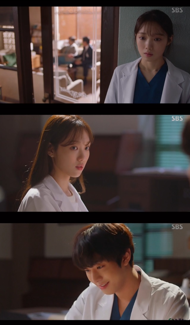 Lee Sung-kyung released Misunderstood for Ahn Hyo-seop, leaving him looking forward to a full-fledged romance.In the 4th episode of SBSs Romantic Doctor Kim Sabu 2 broadcast on January 14 (playplayplay by Kang Eun-kyung/directed by Yoo In-sik, Lee Sung-kyung) apologized to Seo Woo Jin (Ahn Hyo-seop).Cha Eun-jae accidentally heard the conversation between Jang Gi-tae (Im Won-hee) and Nam Do-il (Min Woo-min) in the situation where Seo Woo Jin intercepted my surgery.Jang Gi-tae said, I can not sit down and be sued for medical malpractice.What if Seo Woo Jin is putting both legs on his legs? Nam Do-il said, It is Kim Sabu who put Seo Woo Jin in the operating room.Isnt that a certain amount of belief?Cha Eun-jae realized that Kim Sabu put Seo Woo Jin into surgery and said to Seo Woo Jin, Sorry, I was overheard.Especially the traitor, opportunist, and the part that I want to delete is possible. Seo Woo Jin replied, Yes. Cha went out, saying, Okay, Ill see you tomorrow. Then he came back in, took off his doctors robe, took his clothes and bag, and went out again.Yoo Gyeong-sang
