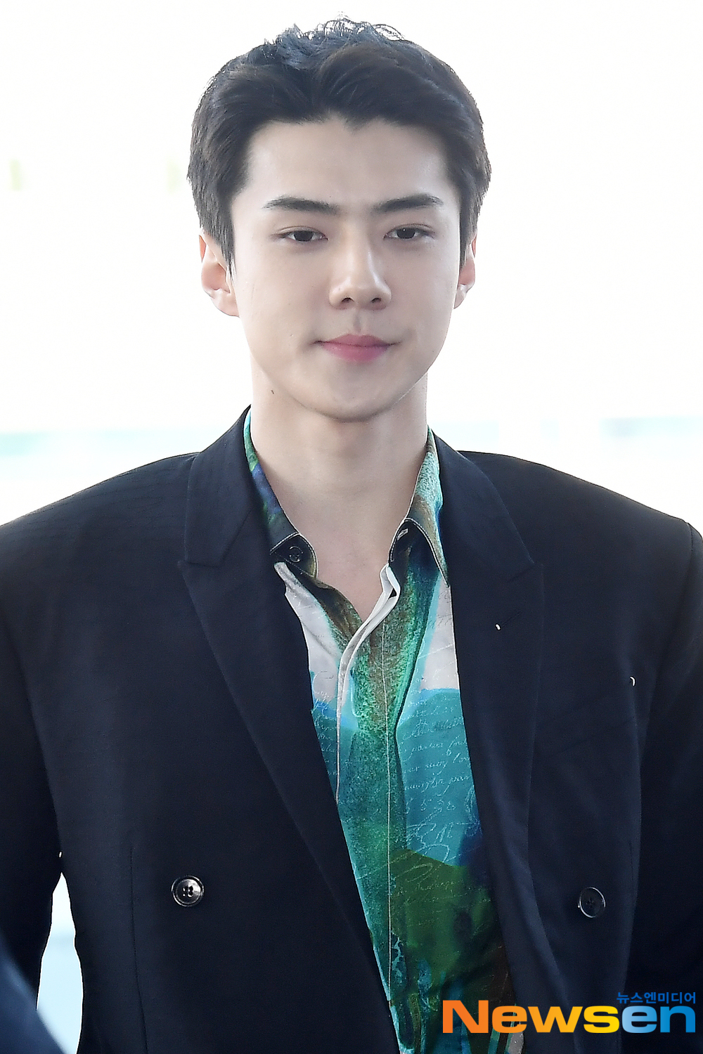 EXO (EXO) member Sehun (SEHUN) departed for France Paris on the afternoon of January 15 to attend Paris Fashion Week through the Incheon International Airport in Unseo-dong, Jung-gu, Incheon.EXO (EXO) member Sehun (SEHUN) is leaving for France Paris with an airport fashion.exponential earthquake