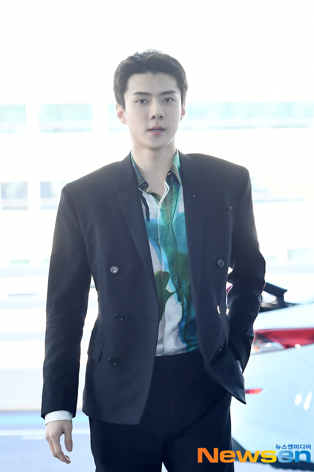 EXO (EXO) member Sehun (SEHUN) departed for France Paris on the afternoon of January 15 to attend Paris Fashion Week through the Incheon International Airport in Unseo-dong, Jung-gu, Incheon.EXO (EXO) member Sehun (SEHUN) is leaving for France Paris with an airport fashion.exponential earthquake