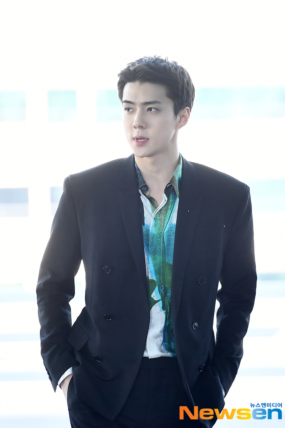 EXO (EXO) member Sehun (SEHUN) departed for France Paris on the afternoon of January 15 to attend Paris Fashion Week through the Incheon International Airport in Unseo-dong, Jung-gu, Incheon.EXO (EXO) member Sehun (SEHUN) is leaving for France Paris with an airport fashion.exponential earthquake