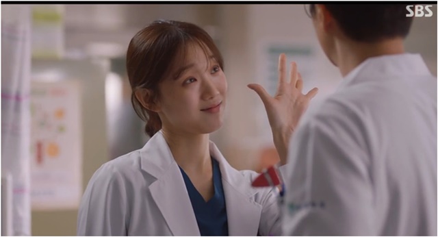 Where are the flowers that bloom without shaking?In SBS drama Romantic Doctor Kim Sabu 2, Lee Sung-kyung is seen as a character of a misunderstood and misunderstood, but like the poem of poet Do Jong-hwan, all the beautiful flowers in the world are shaken and stretched out.In the 4th episode of SBS monthly drama Romantic Doctor Kim Sabu 2 (playplay by Kang Eun-kyung/directed by Yoo In-sik and Lee Gil-bok), which was broadcast on January 15, Cha Eun-jae, who has a phobia of surgery, took a tranquilizer ahead of the burdensome surgery.As a result, the operating room was filled with Seo Woo Jin (Ahn Hyo-seop), but Cha Eun-jae, who was already drunk, was embarrassed by the medical treatment and the gibberish.Then Cha Eun-jae misunderstood Seo Woo Jin and hurt him with words, and he was drawn as a person without iron.As he started season 2 of Romantic Doctor Kim Sabu, he newly introduced major characters such as Seo Woo Jin and Cha Eun Jae.Among the two characters, Seo Woo Jins growth was handled in a deeply in-depth manner, and Cha Eun-jae portrayed it as a Glycyrrhiza uralensis in a pharmacy that gives fun.Lee Sung-kyung, who plays the role of Cha Eun-jae in the drama, has also added the modifier Public Character because of his acting, but the shaking that she endures in the drama is not somewhat fun.It was revealed that the reason why Cha Eun-jae, who has a phobia of surgery, failed to quit his doctors job until he touched the medicine in the SBS drama Romantic Doctor Kim Sabu 2 broadcast on January 13 was Mom.It was revealed to Cha Eun-jae that her mother was a special being from the first time. When Cha Eun-jae was hurt, she often called her mother from time to time.While the number of calls to Cha Eun-jae is decreasing as she comes to Doldam Hospital, it is clear that her mother can still depend psychologically on her.It is presumed that there is a hidden story because the existence of mother to Cha Eun-jae is so special, but the mention of Father does not appear in a hemisphere.In the 4th SBS drama Romantic Doctor Kim Sabu 2, the phobia of surgery by Cha Eun-jae does not interfere with blood or other medical activities, but it is revealed through Kim Sabu (Han Seok-gyu)s mouth that it occurs only when entering the operating room.The drama presented three clues about the phobia of surgery by Cha Eun-jae: Father, the body and the operating room.Although Cha Eun-jaes depth of trauma in the play has not yet been dealt with in a significant way, some people have been saddened by the fact that she is only suffering from the public without iron.Choi Yu-jin