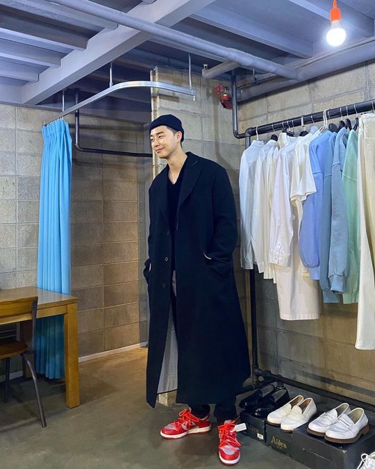 Actor Park Seo-joon has demonstrated his sense of finding Empress Matilda in a similar attire to the character Léon: The Professional in the movie.Park Seo-joon posted a picture on January 15th on his personal Instagram with an article entitled Saving Empress Matilda.Park Seo-joon in the photo is wearing a black long coat, black beanie, and red sneakers.Park Seo-joon joked that he was looking for the female lead character Empress Matilda in the same work in his fashion, which resembled the Léon: The Professional (Jean Renault) fashion in the 1994 film Léon: The Professional.Park Seo-joon plays youth Park Sae-roi, who has a criminal record of attempted murder in JTBCs new gilt drama Itae One Clath.JTBC Drama Itae One Clath starring Park Seo-joon will draw the story of young people starting to start business on the street in Itae One and Web toon is made as one work.Choi Yu-jin