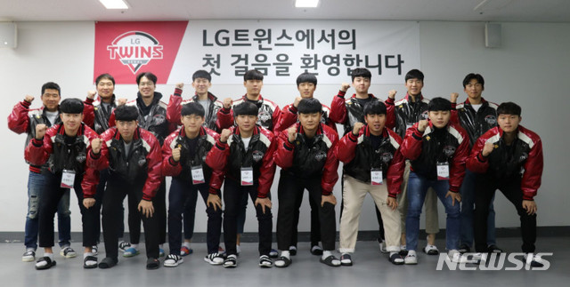 Fourteen new players, including Chung Geun-woo, Baek Cheong-hoon, Kim Dae-yu, Lee Min-ho and Kim Yun-stock, and parents and family members participated in the event.Events started with the welcome and encouragement of Cha Myung-seok, followed by the introduction of LG Group and LG Twins, tour of history, talk with parents, and talk with seniors (Park Yong-taek). ▲ Heart as a professional player ▲ Basics of data analysis ▲ Benchmarking of senior know-how ▲ How should we manage our bodies?▲ Lectures were held on the subject of ethics education as a professional athlete.Especially, I had a free and close communication time with the parents of the new player and the coaching staff including Hwang Byeong-il LG Futures coach.pitcher Lee Min-ho, who attended the event, said, It was time to think and worry about responsibility as a professional player.Especially, it seemed to be a more meaningful time because my parents were together. Pitcher Kim Yun-stock said: I feel like Im a really professional player because the Icheon Champions Park facility is so great, I want to train hard at a good facility and show you a good look.My parents are so proud of being LGs family. 
