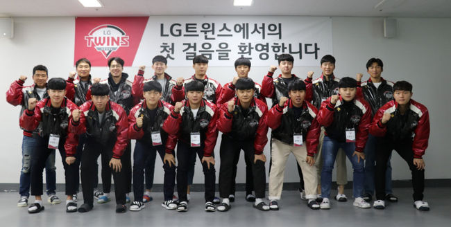 rookie player orientation implementationThe LG Twins will be at the Ariel Lin Champion Spark for five days starting on September 9,I conducted Orientation for the Rookie of the Year.Fourteen new players, including Chung Geun-woo, Baek Cheong-hoon, Kim Dae-yu, Lee Min-ho and Kim Yun-stock, and parents and family members participated in the event.Event started with the welcome and encouragement of Cha Myung-seok, and had time such as introducing LG Group and LG Twins, visiting history, talking with parents, and talking with seniors (Park Yong-taek). It was a schedule to listen to lectures such as having a mind as a professional player, basic data analysis, benchmarking know-how of seniors, how to manage their body, and ethics education as a professional player.Especially, I had a free and close communication time for fostering new players through my talk with my parents of new players and coach Hwang Byung-il Futures and coaching staff.pitcher Lee Min-ho, who attended the event, said, It was time to think and worry about responsibility as a professional player.Especially, it seemed to be a more meaningful time because my parents were together. Pitcher Kim Yun-stock said: The Ariel Lin champion Spark facility is so great that I feel like Im a really professional player.I want to train hard at a good facility and show you a good look. My parents are so proud to be LGs family. 