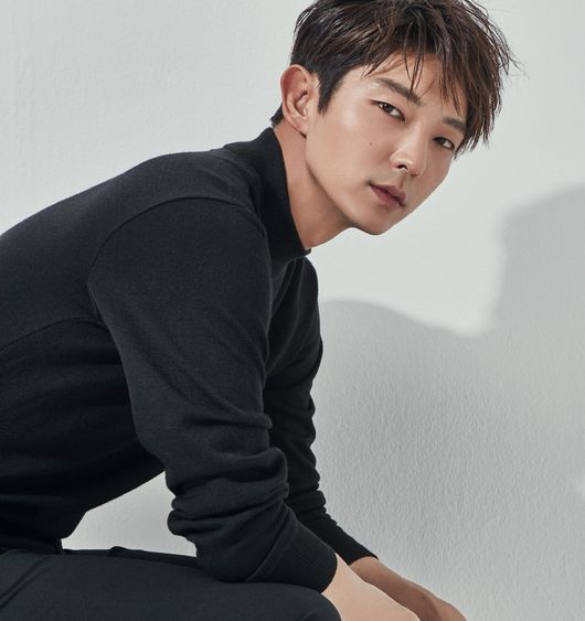 Actor Lee Joon-gi returns to tvNs expected work Flower of Evil.Lee Joon-gis TVN Drama The Flower of Evil cast has been confirmed, drawing huge attention.As it is a return two years after the 2018 Drama lawless lawyer, Lee Joon-gis casting news is a situation that attracts viewers expectations by itself.The Flower of Evil, starring Lee Joon-gi as the main character, is Suspense Mello Drama, a couple who depicts the story of a man who changed his identity and a criminal wife who traces his past.Baek Hee-sung, played by Lee Joon-gi in the play, is a family man devoted to his wife and daughter, but he does not have the feeling of completely cheating his wife to get the present.Lee Joon-gis Acting transformation, which will depict the dual inner side of Character as a delicate psychological description, has already amplified the expectation of many fans.In addition, Moon Chae-won is cast as the heroine Cha Ji Won, and the liking of the drama fans is further amplified.Lee Joon-gi said through his agency Namo Actors, It was a work that was so greedy as soon as I first saw the script.I will be working on filming with joy as the new challenge is exciting, he said, adding that he made his impression of appearing in Flower of Evil.It needs a lot of research and is preparing hard - its also expected to be Acting with Mr Moon Chae-won.I will do my best to be a wonderful work. Actor Lee Joon-gi, who announced the welcome news of returning to the home room in two years, foreshadowed active activities in 2020.With the intense transformation of Acting to be shown in the work foreseen, a lot of attention is being paid to the Lee Joon-gi ticket Acting to be shown in the Flower of Evil.Namo Actors