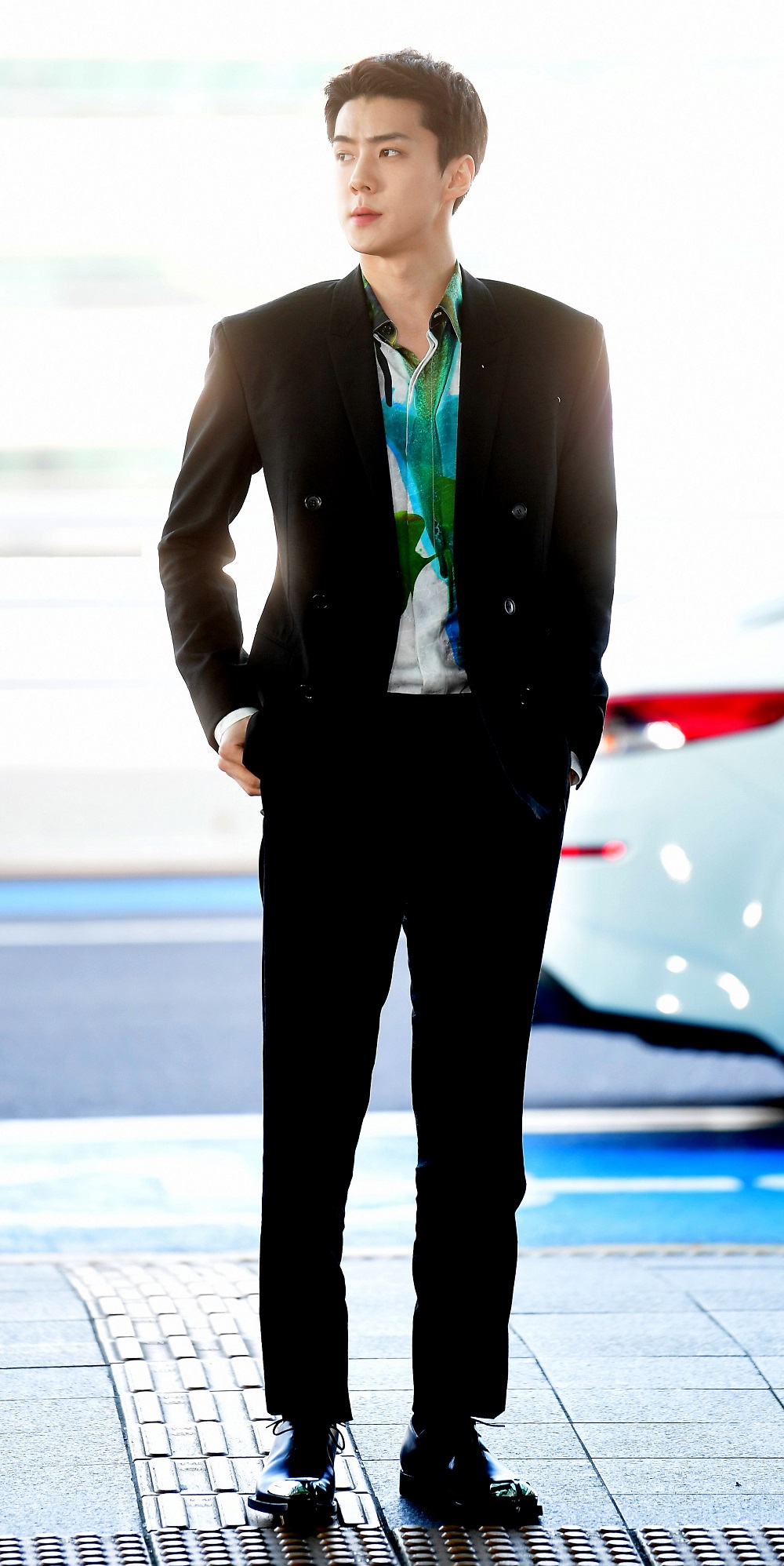 On the afternoon of the 15th, group EXO Sehun left the country through Incheon International Airport to attend the 2020 Winter Fashion Show of Beluti in France Paris.On this day, Sehun attracted the attention of viewers by showing sophisticated all-black suit style.The graphic silk shirt gave points and matched the metal detail lace-up shoes to add a stylish look.Both costumes, belts and Oxford shoes worn by Sehun are known as France luxury brand Beluti products.Sehun, meanwhile, will attend the Beluti 2020 Winter Fashion Show in France Paris on January 21.