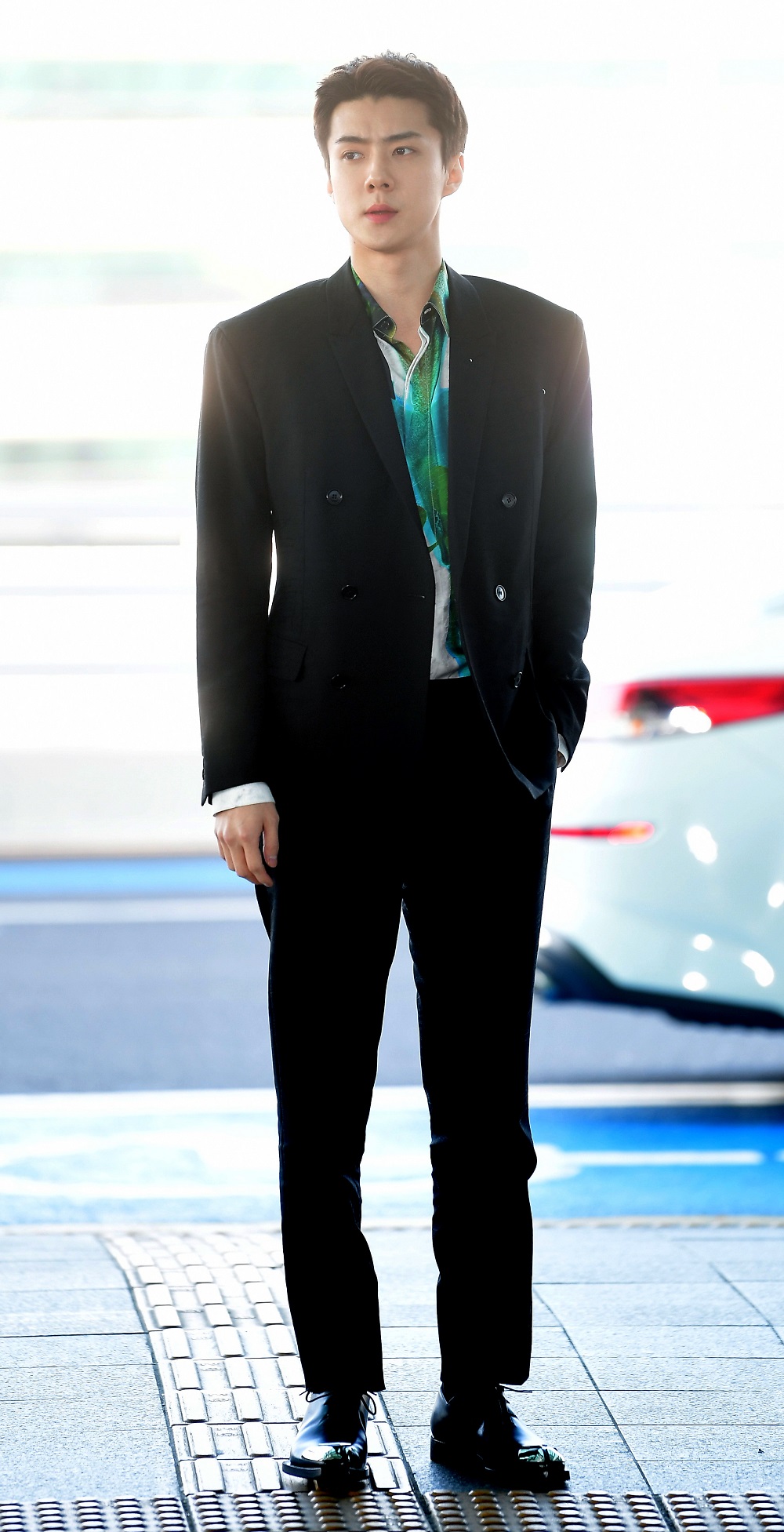 On the afternoon of the 15th, group EXO Sehun left the country through Incheon International Airport to attend the 2020 Winter Fashion Show of Beluti in France Paris.On this day, Sehun attracted the attention of viewers by showing sophisticated all-black suit style.The graphic silk shirt gave points and matched the metal detail lace-up shoes to add a stylish look.Both costumes, belts and Oxford shoes worn by Sehun are known as France luxury brand Beluti products.Sehun, meanwhile, will attend the Beluti 2020 Winter Fashion Show in France Paris on January 21.