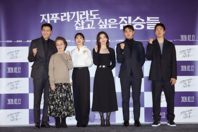 Rolaha in South Korea is the director of Production by Jeon Do-yeon, Jung Woo-sung, Youn Yuh-jung, Shin Hyun-bin, Jung Garam, and Kim Yong-hoon of the best anticipated film Woods Want to Hold a Jeep in February, She took her place at the briefing session.Jung Woo-sung, who was in the swamp of Hantang due to his lost lover, said, I am a character who dreams of perfect revenge despite being a human who can not do bad things.Youn Yuh-jung, who was trapped in the past memories, said, I have been acting like a real character since rehearsal with Jeon Do-yeon. He said that he had once again cooperated with Jeon Do-yeon and <Maid>.Shin Hyun-bin, who plays Miran, whose family is broken due to debt, predicted that Miran is an instinctive person who lives every day, so I focused on the moment of the situation of Character and Acted it.In order to complete the character of the illegal immigrant Jintae station, which does not choose means and methods to make money, it succeeded in transforming from weight loss to hair bleaching and dialect Acting.All the seniors gathered and were nervous enough to shake their hands when reading the first script.But after meeting with seniors, it was fun to go to the filming site and the scene itself was fun. He said that it was an image that energized the drama as much as a candid character who did not hesitate to express his emotions.Director Kim Yong-hoon, who made his debut in the first commercial film with this work, said, It was a great honor and a dream to work with Legend Actors.It was a lot of burden because it felt like playing the All-Star game from the first game, but the actors filled the shortage or empty part. On the other hand, Jeon Do-yeon raised the expectation of a unique and clever crime drama that can not be easily seen, saying, The dramatic composition, not the obvious crime drama or genre, was fresh and the script was fun.Here Jung Woo-sung says, There are plenty of characters in our movie. Various characters follow each other with a bag of money.It would be interesting to express ordinary humans from different perspectives of each actor who plays the character. In addition, director Kim Yong-hoon said, I tried to characterize space to explain various characters.I wanted to show how the characters have lived through space and how they are experiencing psychological conditions and changes. He said that he did not only solid and inhaling development but also delicate production that enhances the immersion of the drama.Especially, the first meeting between Jeon Do-yeon and Jung Woo-sung, which collected a big topic between the critics and the public from the casting stage, heated the production briefing session scene as much as the topic.Jeon Do-yeon of Michelle Chen said, It took me a while to adjust at first, but after I was finished, I was sorry and I thought I wanted to act together for longer.Jung Woo-sung said, Jeon Do-yeon was awkward at first, but I was surprised to think that even that part was created by Michelle Chen character. He expressed his admiration for the immersion of Acting by Jeon Do-yeon.The intense crime drama , which was created by the combination of two actors, Bae Sung-woo, Youn Yuh-jung, Jung Man-sik, Jin Kyung, Shin Hyun-bin, and Chung Garam, as well as two actors in South Korea, Along with this, it will provide differentiated stimulation with a unique and clever composition that was not seen in existing Korean movies.The most intense crime drama of 2020, The Beasts Who Want to Hold the Spray, which is completed by the best cast of South Korea and the dense and clever composition, is scheduled to open on February 12, 2020.