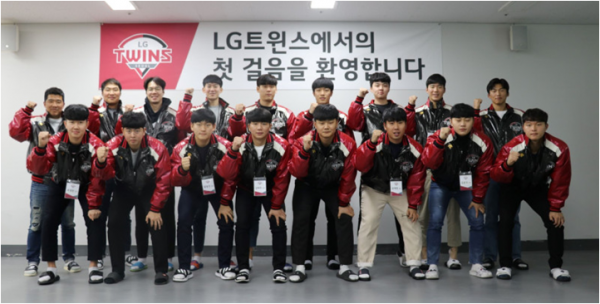 rookie player orientation implementationThe LG Twins of professional baseball will play 2020 years at the Ariel Lin Champion Spark for five days from the 9th (Thursday) to the 14th (Thursday).I conducted the Orientation of the Rookie of the Year.Fourteen new players, including Chung Geun-woo, Baek Cheong-hoon, Kim Dae-yu, Lee Min-ho and Kim Yun-stock, and parents and family members participated in the event.Event started with the welcome and encouragement of Cha Myung-seok, and had time to introduce LG Group and LG Twins, visit history, talk with parents, talk with seniors, and listen to lectures such as behavior as a professional player, basics of data analysis, benchmarking of senior know-how, how to manage your body, ethical education as a professional player It went on.Especially, I had a free and close communication time for fostering new players through my talk with my parents of new players and coach Hwang Byung-il Futures and coaching staff.Lee Min-ho, a pitcher who attended the event, said, It was time to think and worry about responsibility as a professional player.Especially, it seemed to be a more meaningful time because my parents were together. The Ariel Lin champion Spark facility is so great that I feel like Im a really professional player, pitcher Kim Yun-stock said.I want to train hard at a good facility and show you a good look. My parents are very proud of being LGs family. 