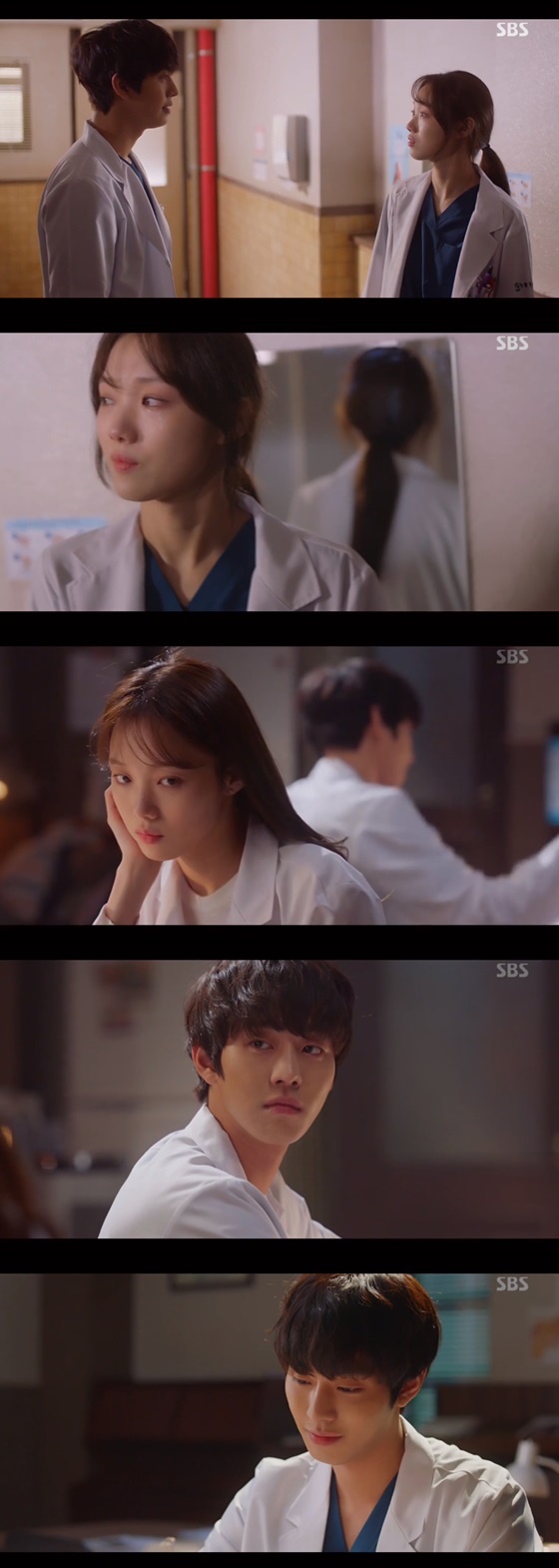 Romantic Doctor Kim Sabu 2 Lee Sung-kyung unravels Misunderstood and apologizes for Ahn Hyo-seopIn SBS Mon-Tue drama Romantic Doctor Kim Sabu 2 (playplay by Kang Eun-kyung, director Yoo In-sik, hereinafter referred to as Kim Sabu 2), which was broadcast on the afternoon of the 14th, there would have been a connection with the doctors of the main office by seeing Seo Woo Jin (Ahn Hyo-seop) who entered the second surgery of the minister instead of himself. a figure of a kyung man).On the same day, the members of the Doldam Hospital, led by Kim Sa-bu (Han Seok-gyu), operated on the secretary at the 2nd operating room and the members of the main office, led by Park Min-guk (Kim Joo-heon), operated on the defense minister at the 1st operating room, which is next to him.Yang Ho-joon (Ko Sang-ho), who accidentally touched the clip, left doubts that the ministers surgery was not finished stably.The arrow went to Kim Sa-bu, who performed the first surgery, and Seo Woo Jin, who entered both the first and second surgeries.Seo Woo Jin received Misunderstock from Oh Myung-sim (Jin Kyung-min) and Jang Gi-tae (Im Won-hee) that he received money from the main party and put Kim Sa-bu in Danger, and Kim Sa-bu also received Misunderstock that he valued title to the ministers Guardian.Cha Eun-jae also called Seo Woo Jin a bad child.She had previously suggested to Seo Woo Jin to join her in the second surgery, but she felt sorry for Seo Woo Jin, who refused.When Seo Woo Jin refused the proposal and showed up in the second operating room, Cha Eun-jae resented the fact that he came down to the Doldam Hospital feeling betrayed by Seo Woo Jin.Cha Eun-jae told Seo Woo Jin, You took my operating room. It was an opportunity to go back to the house.You are originally money, so you have no friends and no friends. Seo Woo Jin, who heard this, was enthusiastically accepted by Cha Eun-jae, who sold himself, and Cha Eun-jae cried alone.Ironically, she worked as a solver to remove the doubt of Seo Woo Jin.I came across the fact that Yang Ho-joon had a video of the second operation in USB.Cha Eun-jae intentionally helped Seo Woo Jin solve Misunderstood by mentioning that there is a USB with a second surgery video to Yang Ho-joon at the Guardian of Park Min-guk and the minister.After learning that Seo Woo Jin did not go into the second surgery on his own, Cha Eun-jae did not know that he was sorry to meet Seo Woo Jin in the medical country.She broke the awkward airflow and apologized, I was sorry, I was a bit too much, especially when I told the traitor opportunist.Seo Woo Jin accepted this coolly without hesitation.So, Cha Eun-jae said, I will see you tomorrow.Seo Woo Jin, who was watching Cha Eun-jae, who was out of the country, was also happy to recover her relationship with a smile.Cha Eun-jae and Seo Woo Jins quarrel and reconciliation narrowed the emotional goal between the two since the last episode and gave a smile.At the end of the broadcast, the debtors of Seo Woo Jin burst into the door of Doldam Hospital, and attention is focused on the new Danger that will be suitable for Seo Woo Jin in the future.