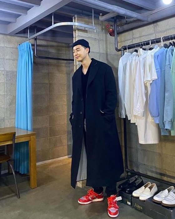 Actor Park Seo-joon has been adorable with fashion that resembles Léon: The Professional.Park Seo-joon posted a picture on his Instagram on the 15th with an article entitled Saving Empress Matilda.Park Seo-joon in the picture captivated Sight with fashion reminiscent of Léon: The Professional.Park Seo-joons giraffe also attracts attention.The netizens who responded to this came up with various responses such as I am lovely, I will do it, Empress Matilda, It is time to cut my hair.Meanwhile, Park Seo-joon will appear on JTBCs Golden Dragon Itae One Clath scheduled to air on the 31st.