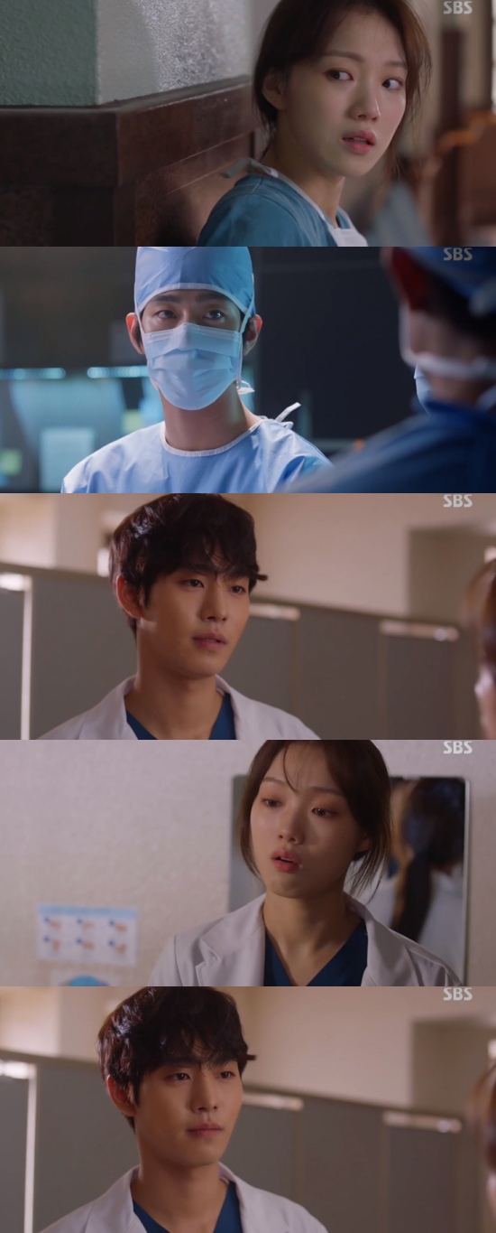 Romantic Doctor Kim Sabu 2 Lee Sung-kyung apologized for knowing the sincerity of Ahn Hyo-seop late.In the 4th episode of SBS Mon-Tue drama Romantic Doctor Kim Sabu 2 broadcast on the 14th, Cha Eun-jae (Lee Sung-kyung) was shown apologizing to Seo Woo Jin (Ahn Hyo-seop).On the day, Seo Woo Jin participated in the second operation of the defense minister.Previously, Kim Sabu (Han Seok-gyu) had ordered Seo Woo Jin to help Park Min-guk (Kim Joo-heon), who is leading the second surgery.However, Cha Eun-jae (Lee Sung-kyung) felt betrayed when he participated in the surgery, unlike Seo Woo Jin refused to him.In addition, Cha missed the opportunity to participate in the second surgery because of the fact that he collapsed during the operation.After that, Cha Eun-jae said, You took it away, my operating room. Sea Woo Jin explained, I did not want to go in.Cha didnt believe Seo Woo Jin, and said, I dont know you? Youre the money. Youre a friend.Why did you call me to your operating room that day? Youll just finish the diaphram. Then I never got kicked out.In the end, Seo Woo Jin turned his back on Is it comforting to blame others like that? Then I keep doing it? And Cha Eun-jae shed tears alone.Cha Eun-jae found out later that Seo Woo Jin was true.In the process, Cha Eun-jae showed his base for Kim Sa-bu, who was in danger of being sued for a medical accident, and Kim Sa-bus innocence was proved by Cha Eun-jaes performance.In particular, Cha Eun-jae looked at the attention of Seo Woo Jin and said, Sorry, I was sorry earlier. I was over-talking. Especially, I want to delete that part of the traitor, opportunist.Is it possible?Seo Woo Jin received an apology saying Yes, it is possible, and at this time, a strange airflow flowed between the two people, raising expectations for the love line.Photo = SBS Broadcasting Screen