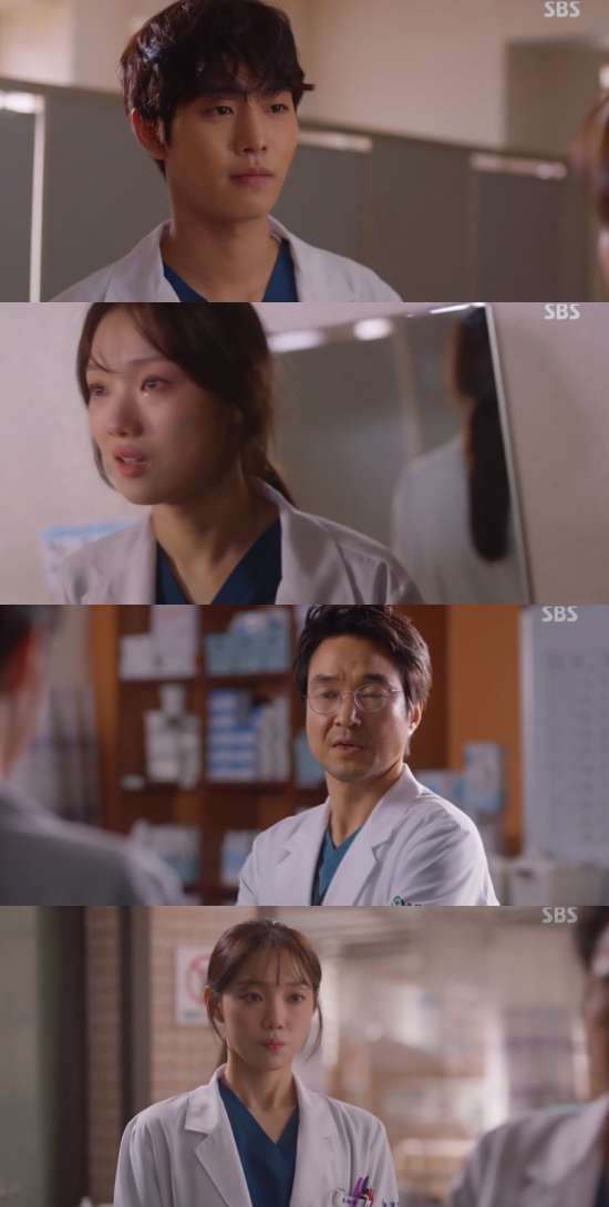 Romantic Doctor Kim Sabu 2 Lee Sung-kyung X Ahn Hyo-seop, Misunderstanding and Loveline Sudden Romantic Doctor Kim Sabu 2 Lee Sung-kyung apologized for knowing the sincerity of Ahn Hyo-seop late.In the 4th episode of SBS Mon-Tue drama Romantic Doctor Kim Sabu 2 broadcast on the 14th, Cha Eun-jae (Lee Sung-kyung) was shown apologizing to Seo Woo Jin (Ahn Hyo-seop).On the day, Seo Woo Jin participated in the second operation of the defense minister.Previously, Kim Sabu (Han Seok-gyu) had ordered Seo Woo Jin to help Park Min-guk (Kim Joo-heon), who is leading the second surgery.However, Cha Eun-jae (Lee Sung-kyung) felt betrayed when he participated in the surgery, unlike Seo Woo Jin refused to him.In addition, Cha missed the opportunity to participate in the second surgery because of the fact that he collapsed during the operation.After that, Cha Eun-jae said, You took it away, my operating room. Sea Woo Jin explained, I did not want to go in.Cha didnt believe Seo Woo Jin, and said, I dont know you? Youre the money. Youre a friend.Why did you call me to your operating room that day? Youll just finish the diaphram. Then I never got kicked out.In the end, Seo Woo Jin turned his back on Is it comforting to blame others like that? Then I keep doing it? And Cha Eun-jae shed tears alone.Cha Eun-jae found out later that Seo Woo Jin was true.In the process, Cha Eun-jae showed his base for Kim Sa-bu, who was in danger of being sued for a medical accident, and Kim Sa-bus innocence was proved by Cha Eun-jaes performance.In particular, Cha Eun-jae looked at the attention of Seo Woo Jin and said, Sorry, I was sorry earlier. I was over-talking. Especially, I want to delete that part of the traitor, opportunist.Is it possible?Seo Woo Jin received an apology saying Yes, it is possible, and at this time, a strange airflow flowed between the two people, raising expectations for the love line.Photo = SBS Broadcasting Screen