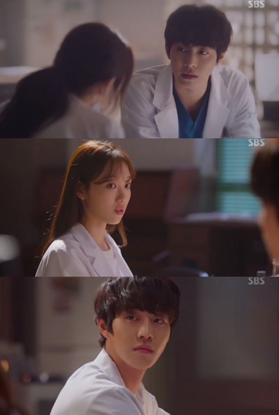 Romantic Doctor Kim Sabu 2 Lee Sung-kyung X Ahn Hyo-seop, Misunderstanding and Loveline Sudden Romantic Doctor Kim Sabu 2 Lee Sung-kyung apologized for knowing the sincerity of Ahn Hyo-seop late.In the 4th episode of SBS Mon-Tue drama Romantic Doctor Kim Sabu 2 broadcast on the 14th, Cha Eun-jae (Lee Sung-kyung) was shown apologizing to Seo Woo Jin (Ahn Hyo-seop).On the day, Seo Woo Jin participated in the second operation of the defense minister.Previously, Kim Sabu (Han Seok-gyu) had ordered Seo Woo Jin to help Park Min-guk (Kim Joo-heon), who is leading the second surgery.However, Cha Eun-jae (Lee Sung-kyung) felt betrayed when he participated in the surgery, unlike Seo Woo Jin refused to him.In addition, Cha missed the opportunity to participate in the second surgery because of the fact that he collapsed during the operation.After that, Cha Eun-jae said, You took it away, my operating room. Sea Woo Jin explained, I did not want to go in.Cha didnt believe Seo Woo Jin, and said, I dont know you? Youre the money. Youre a friend.Why did you call me to your operating room that day? Youll just finish the diaphram. Then I never got kicked out.In the end, Seo Woo Jin turned his back on Is it comforting to blame others like that? Then I keep doing it? And Cha Eun-jae shed tears alone.Cha Eun-jae found out later that Seo Woo Jin was true.In the process, Cha Eun-jae showed his base for Kim Sa-bu, who was in danger of being sued for a medical accident, and Kim Sa-bus innocence was proved by Cha Eun-jaes performance.In particular, Cha Eun-jae looked at the attention of Seo Woo Jin and said, Sorry, I was sorry earlier. I was over-talking. Especially, I want to delete that part of the traitor, opportunist.Is it possible?Seo Woo Jin received an apology saying Yes, it is possible, and at this time, a strange airflow flowed between the two people, raising expectations for the love line.Photo = SBS Broadcasting Screen