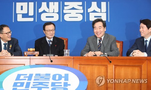 민주당 복귀한 이낙연 (서울=연합뉴스) 안정원 기자 = 15일 오전 서울 여의도 국회에서 열린 더불어민주당 최고위원회의에 인사차 참석한 이낙연 전 국무총리가 밝은 표정을 짓고 있다. jeong@yna.co.kr