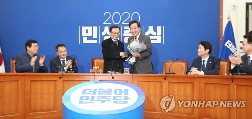 환영 꽃다발 받는 이낙연 전 국무총리 (서울=연합뉴스) 안정원 기자 = 더불어민주당 이해찬 대표가 15일 오전 서울 여의도 국회에서 열린 최고위원회의에서 민주당으로 돌아온 이낙연 전 국무총리에게 환영 꽃다발을 전달하고 있다. jeong@yna.co.kr