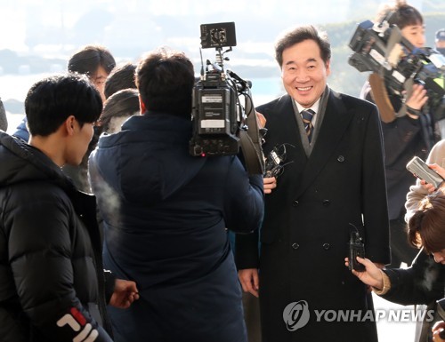 민주당으로 돌아온 이낙연 전 국무총리 (서울=연합뉴스) 안정원 기자 = 이낙연 전 국무총리가 15일 오전 더불어민주당 최고위원회의에 참석하기 위해 국회로 들어서고 있다. jeong@yna.co.kr