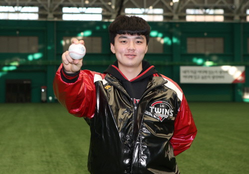 The starting point and target are exquisitely combined: a baseball boy who grew up in the stands at Jamsil-dong Stadium is on the verge of the Jamsil-dong Stadium Mound.LG rookie Lee Min-ho, 19, in a flu-glazed jumper, has carved his starting start for the Jamsil-dong rivalry into his chest.Lee Min-ho, who joined the Icheon Champions Park on the 2nd, said on the 15th, I thought that I should do better with Baseball because I wear LG uniform.I feel responsible for training in delicious rice and good facilities, but I dont want to stay here too long. I cant wait to go to Jamsil-dong.But he said, I dont think Im going too fast. I think were going to start. Three newcomers are going to Spring.It is important to play well in preparation for the season wherever you are. It is not Park Joo-hong, but I can be a person. If you turn the clock to a year ago, it may be a strange thing.At that time, LGs first-ranked nominee in Seoul was expected to be Jangchunggo outfielder Park Joo-hong.It was said that LG had named Park Joo-hong as the first nominee, who had been hit by the high school level since the second grade early, but LG paid attention to the growth of Lee Min-ho.Lee Min-ho, who was a quick pitcher until the second grade, changed his mind to the way he played a change ball with his ability to play with a more concise pitching form during the winter.I was convinced that it was a Pitcher that would grow scary in the future.Considering the growing figure, it is a Pitcher that can throw more than 150km. Finally, he said, There is no burden on the first place, and since Ive been in the pros, I think everyone is in the same position.Focusing on Baseball, I will show the hitters that I am not an easy Pitcher at any time.I will be a Pitcher who will steadily stand on the Jamsil-dong Mound, following my teams seniors from Cho Woo-chan to Ko Woo-Seok. 