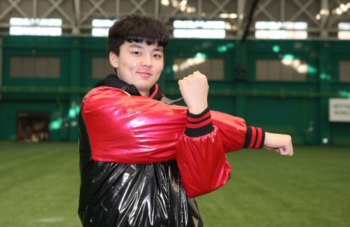 The starting point and target are exquisitely combined: a baseball boy who grew up in the stands at Jamsil-dong Stadium is on the verge of the Jamsil-dong Stadium Mound.LG rookie Lee Min-ho, 19, in a flu-glazed jumper, has carved his starting start for the Jamsil-dong rivalry into his chest.Lee Min-ho, who joined the Icheon Champions Park on the 2nd, said on the 15th, I thought that I should do better with Baseball because I wear LG uniform.I feel responsible for training in delicious rice and good facilities, but I dont want to stay here too long. I cant wait to go to Jamsil-dong.But he said, I dont think Im going too fast. I think were going to start. Three newcomers are going to Spring.It is important to play well in preparation for the season wherever you are. It is not Park Joo-hong, but I can be a person. If you turn the clock to a year ago, it may be a strange thing.At that time, LGs first-ranked nominee in Seoul was expected to be Jangchunggo outfielder Park Joo-hong.It was said that LG had named Park Joo-hong as the first nominee, who had been hit by the high school level since the second grade early, but LG paid attention to the growth of Lee Min-ho.Lee Min-ho, who was a quick pitcher until the second grade, changed his mind to the way he played a change ball with his ability to play with a more concise pitching form during the winter.I was convinced that it was a Pitcher that would grow scary in the future.Considering the growing figure, it is a Pitcher that can throw more than 150km. Finally, he said, There is no burden on the first place, and since Ive been in the pros, I think everyone is in the same position.Focusing on Baseball, I will show the hitters that I am not an easy Pitcher at any time.I will be a Pitcher who will steadily stand on the Jamsil-dong Mound, following my teams seniors from Cho Woo-chan to Ko Woo-Seok. 