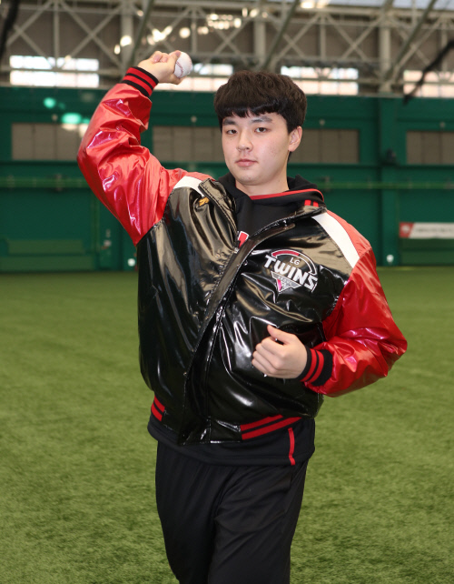 The starting point and target are exquisitely combined: a baseball boy who grew up in the stands at Jamsil-dong Stadium is on the verge of the Jamsil-dong Stadium Mound.LG rookie Lee Min-ho, 19, in a flu-glazed jumper, has carved his starting start for the Jamsil-dong rivalry into his chest.Lee Min-ho, who joined the Icheon Champions Park on the 2nd, said on the 15th, I thought that I should do better with Baseball because I wear LG uniform.I feel responsible for training in delicious rice and good facilities, but I dont want to stay here too long. I cant wait to go to Jamsil-dong.But he said, I dont think Im going too fast. I think were going to start. Three newcomers are going to Spring.It is important to play well in preparation for the season wherever you are. It is not Park Joo-hong, but I can be a person. If you turn the clock to a year ago, it may be a strange thing.At that time, LGs first-ranked nominee in Seoul was expected to be Jangchunggo outfielder Park Joo-hong.It was said that LG had named Park Joo-hong as the first nominee, who had been hit by the high school level since the second grade early, but LG paid attention to the growth of Lee Min-ho.Lee Min-ho, who was a quick pitcher until the second grade, changed his mind to the way he played a change ball with his ability to play with a more concise pitching form during the winter.I was convinced that it was a Pitcher that would grow scary in the future.Considering the growing figure, it is a Pitcher that can throw more than 150km. Finally, he said, There is no burden on the first place, and since Ive been in the pros, I think everyone is in the same position.Focusing on Baseball, I will show the hitters that I am not an easy Pitcher at any time.I will be a Pitcher who will steadily stand on the Jamsil-dong Mound, following my teams seniors from Cho Woo-chan to Ko Woo-Seok. 