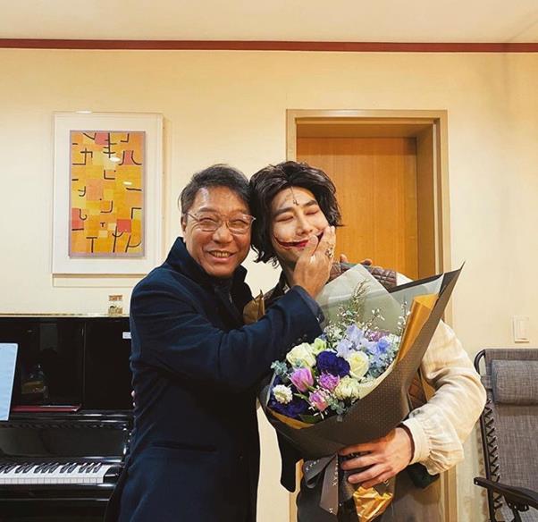 Group EXO member Suho has released a two-shot with Producers Lee Soo-man.Suho posted two photos on his SNS on the 16th with an article entitled Thank you Lee Soo-man.Suho in the open photo is staring at the camera with a bouquet in his arms and standing side by side with Lee Soo-man, head of SM Entertainment.Lee Soo-man appears to have found the venue to encourage Suho, who stars in musical Laughing Man, with the two friends friendly priest chemistry drawing attention.On the other hand, Suho is meeting with the audience in the musical Laughing Man performed at the Opera Theater of Seocho-gu Seoul Arts Center.