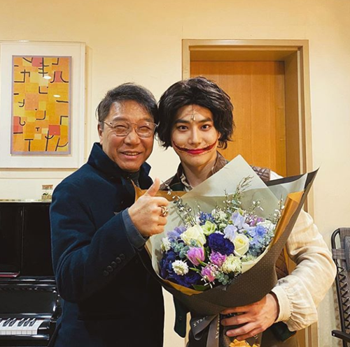 Group EXO Suho has unveiled a meeting with SM chairman Lee Soo-man.Suho posted two photos and posts on Jasis Instagram account on Wednesday.In the post, Suho left a picture of himself with the article Thank you, Mr. Lee Soo-man.In particular, Lee Soo-man poses with a thumb and smiles brightly, giving a warm heart.Suho played Gwynflen, a young young man who plays clowns in a wandering theater, with an indelible smile in the Laughing Man.